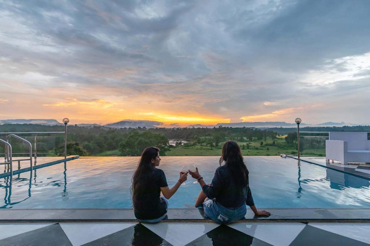 Stayvista'S Vine & Splash - Riverside Villa With An Infinity Pool And Indoor Games كارجات المظهر الخارجي الصورة